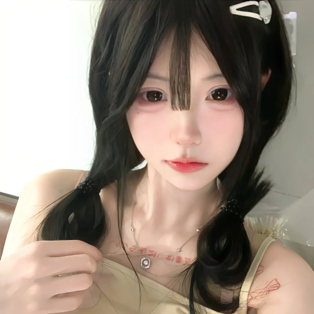 戴流苏耳环的少女